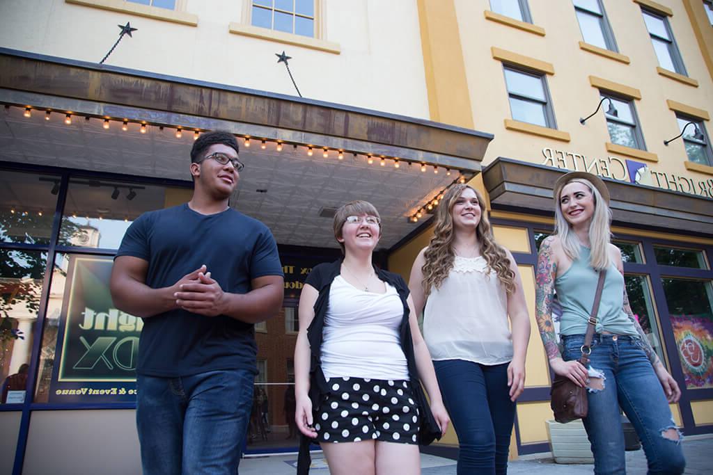 Students on the Olde Towne Walking Mall in down town 温彻斯特